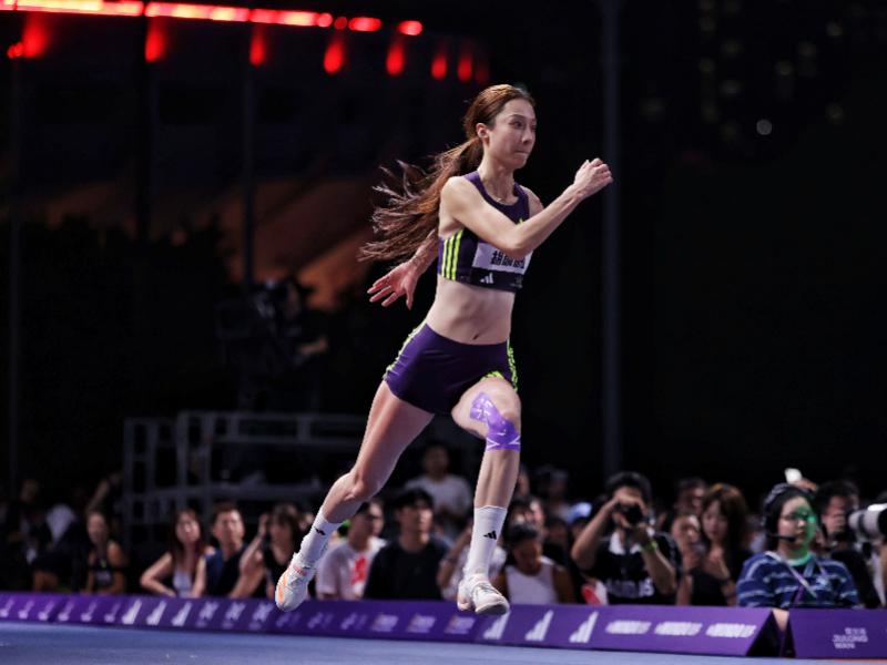 广场即赛场！中国田径街头巡回赛广州站女子跳高胡麟鹏登顶