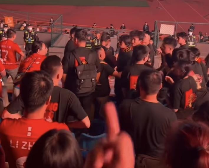 争议!重庆队出局后球迷爆发内讧:看台上激烈争吵+竖中指 险些动手